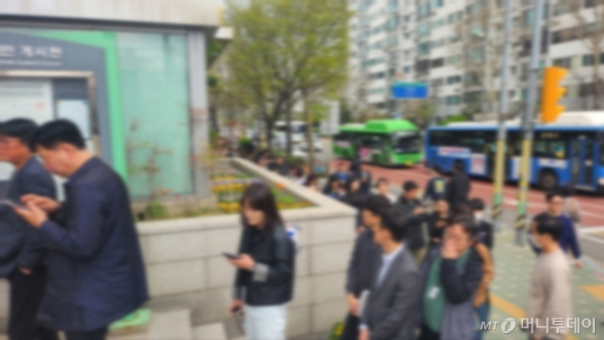  5일 오전 서울 영등포구 여의동주민센터에 마련된 제22대 국회의원선거 사전투표소에서 시민들이 투표를 하기 위해  기다리고 있다./사진=이병권 기자