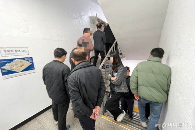 5일 오전 8시 서울 중구 소공동 주민센터 사전투표소. 기표소가 마련된 4층까지 50여명이 대기 중이다. /사진=김지성 기자