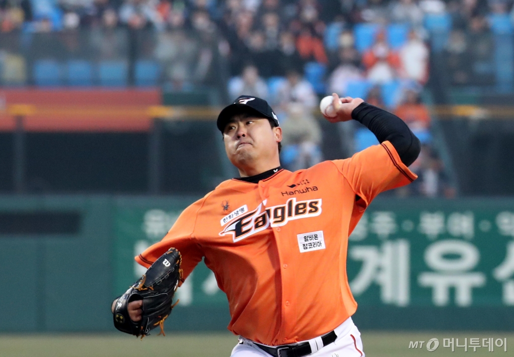 29일 대전 중구 한화생명 이글스파크에서 열린 '2024 신한 SOL 뱅크 KBO리그' KT 위즈와 한화 이글스 경기에서 한화 선발 류현진이 역투하고 있다. /사진=뉴스1 /사진=(대전=뉴스1) 김기태 기자