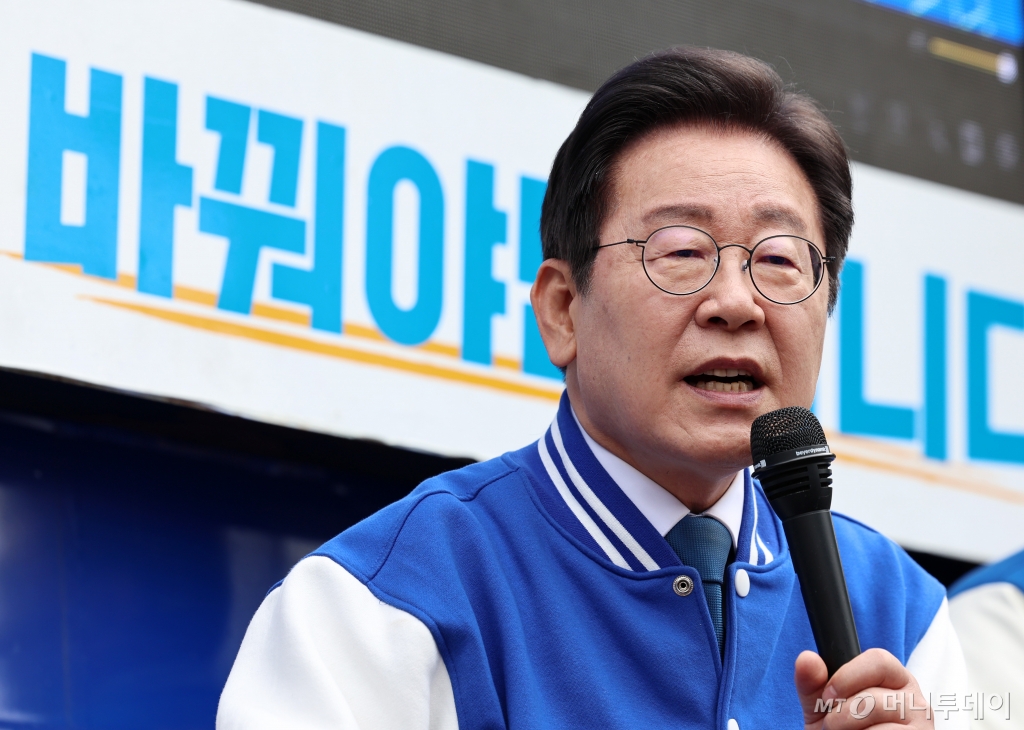 이재명 더불어민주당 대표 겸 상임공동선대위원장이 5일 오전 충북 옥천공설시장에서 이재한(충북 보은옥천영동괴산군) 후보 지원유세를 하고 있다. /사진=뉴스1  