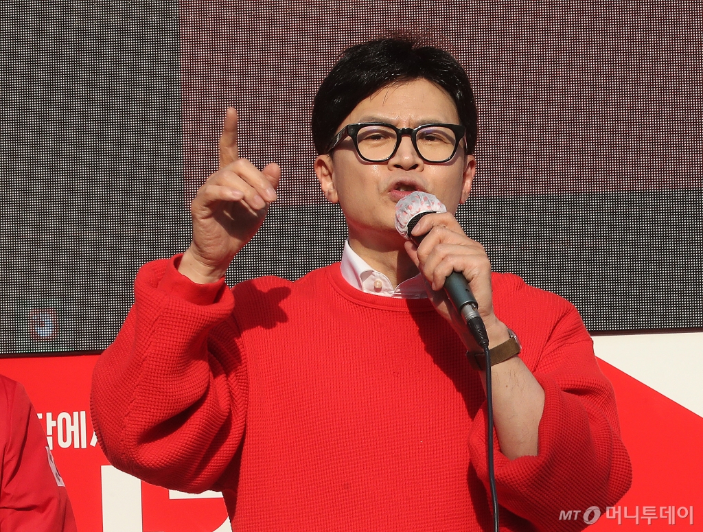 한동훈 국민의힘 총괄선거대책위원장이 제22대 총선 사전투표일인 5일 서울 동작구 ‘국민의힘으로 동작살리기' 지원유세에 나서고 있다. /사진=뉴스1 