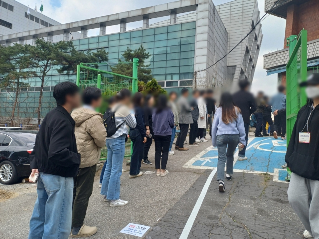 5일 오후 12시30분 유권자들이 몰려 투표소 바깥까지도 줄이 생겼다. 신촌 지역 특성상 줄 서있는 사람 중 대부분이 20대 청년이었다.