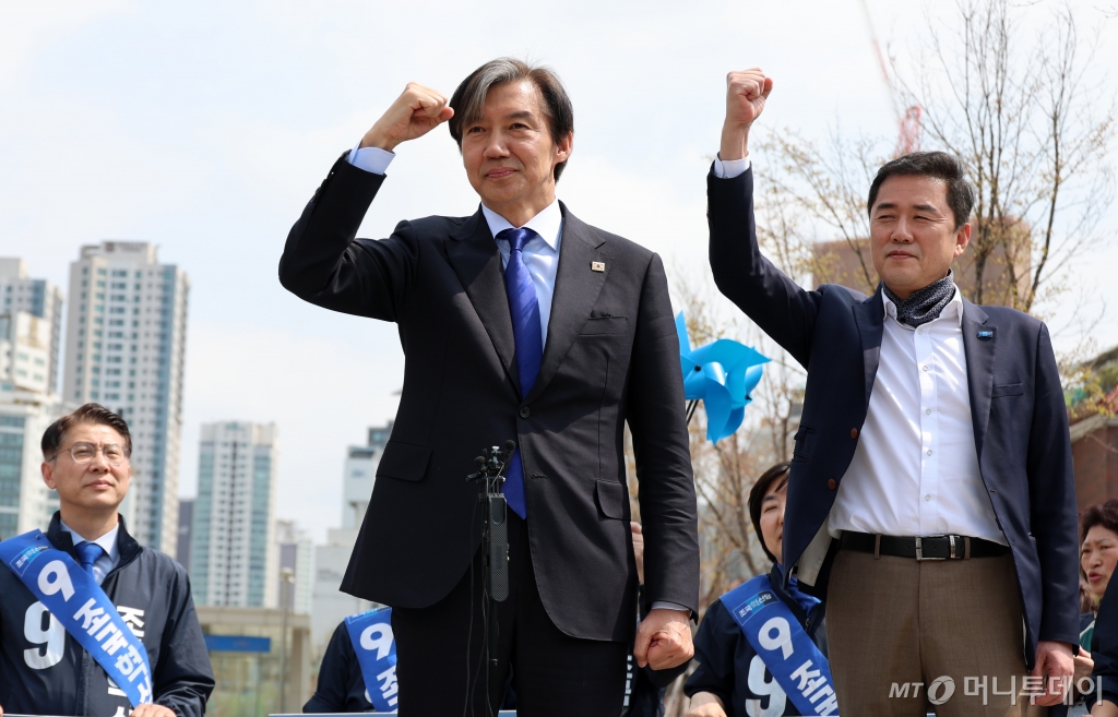 조국 조국혁신당 대표가 4일 오후 서울 용산구 효창공원역 3번출구 앞에서 열린 '검찰독재 조기종식, 서울시민과 함께' 기자회견에서 주먹을 불끈 쥐고 있다. /사진=뉴시스