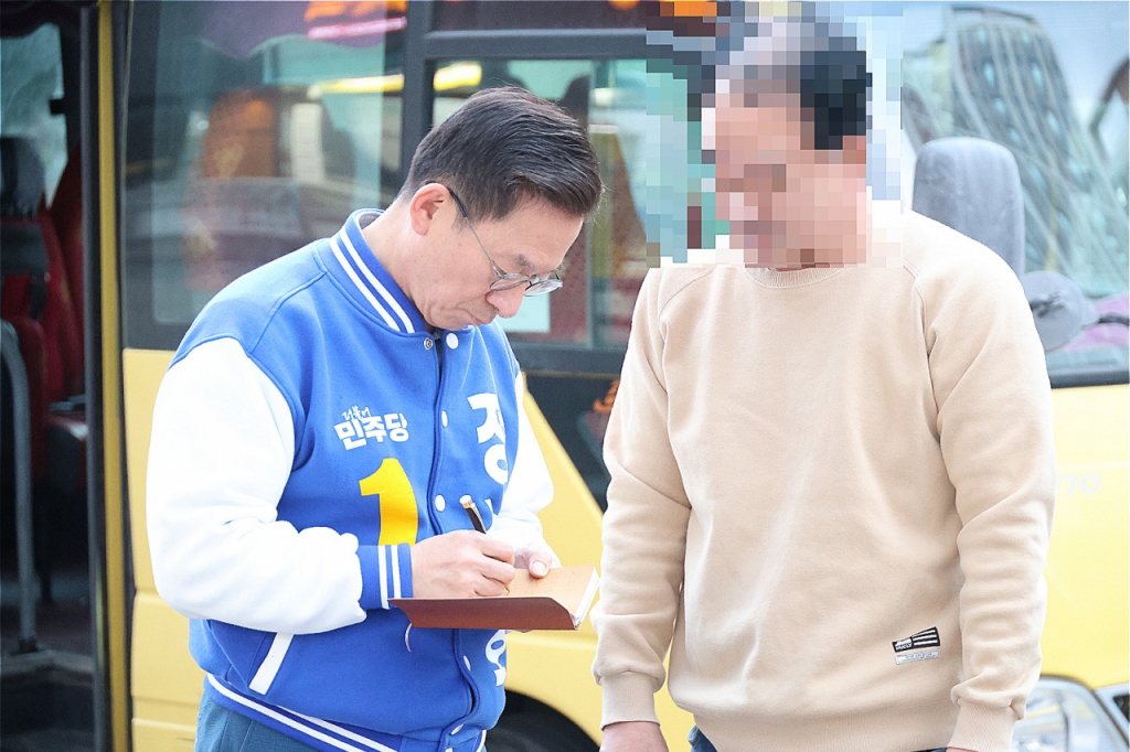 4·10 총선에서 경기 동두천·양주·연천갑 선거구에 출마한 정성호 더불어민주당 의원이 지난 4일 오후 경기 양주시 옥정동 중심상가 거리에서 한 시민의 사인 요청에 응하고 있다./사진=정 의원 캠프 제공