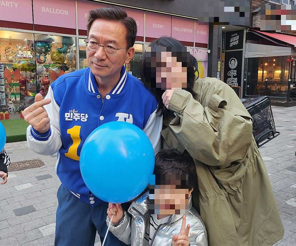 4·10 총선에서 경기 동두천·양주·연천갑 선거구에 출마한 정성호 더불어민주당 의원이 지난 4일 오후 경기 양주시 옥정동 중심상가 지역에서 거리 인사를 하던 중 시민의 사진 촬영 요청에 응하고 있다./사진=오문영 기자