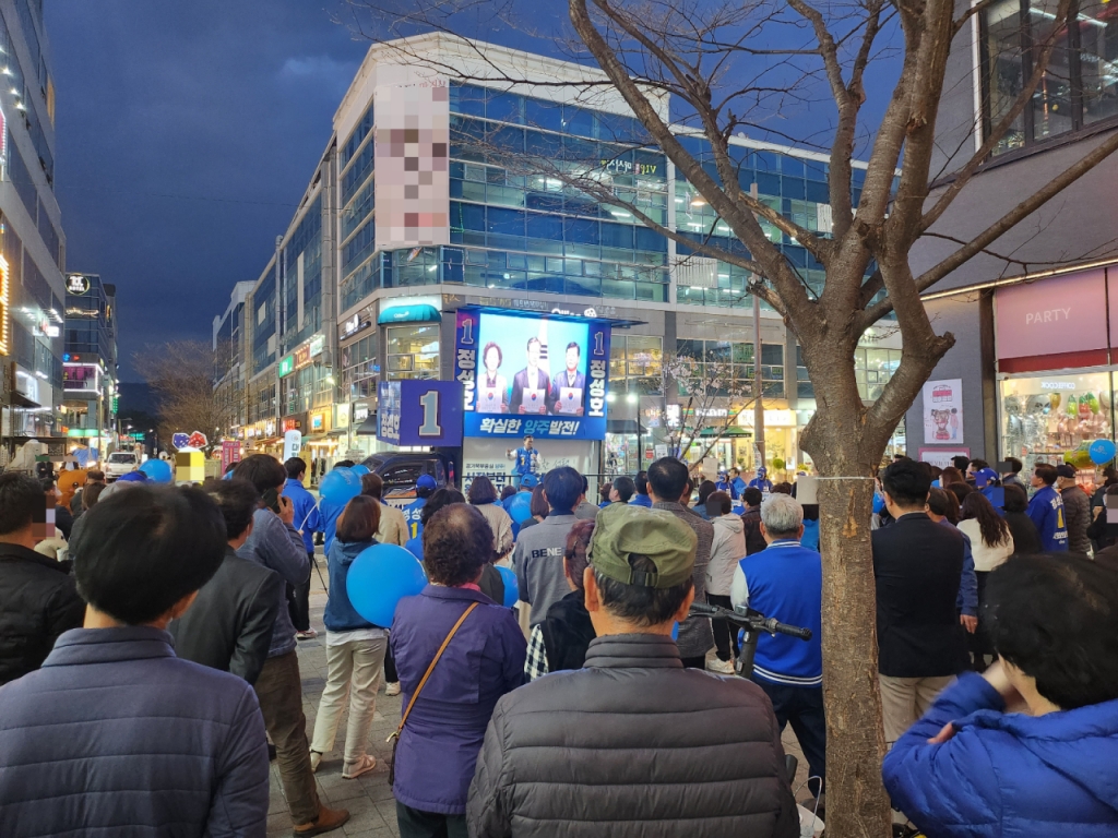 4·10 총선에서 경기 동두천·양주·연천갑 선거구에 출마한 정성호 더불어민주당 의원이 지난 4일 오후 경기 양주시 옥정동 중심상가 지역에서 유세 연설을 하는 모습./사진=오문영 기자