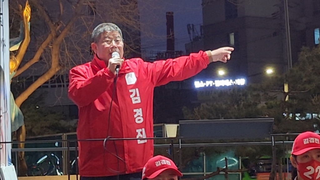 김경진 국민의힘 동대문구 후보가 지난 5일 서울지하철 5호선 장한평역 인근에서 집중 유세를 진행하는 모습 /사진=정경훈 기자