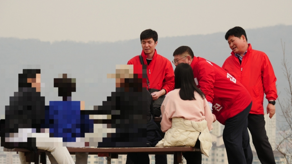 김경진 국민의힘 동대문을 후보와 캠프 관계자들이 4·10 총선 기간 유권자와 대화하는 모습 /사진=김경진 캠프 제공