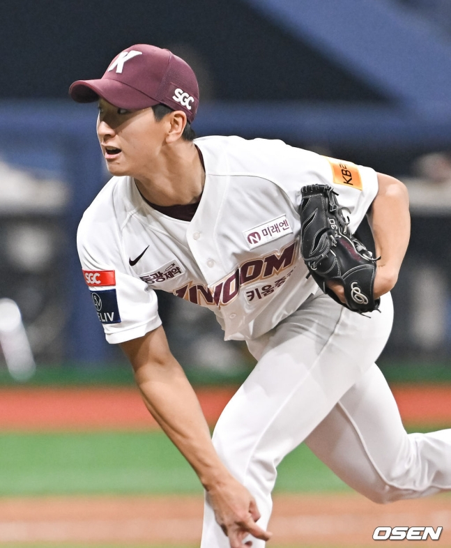 키움 주승우가 6일 고척 한화전에서 역투하고 있다.