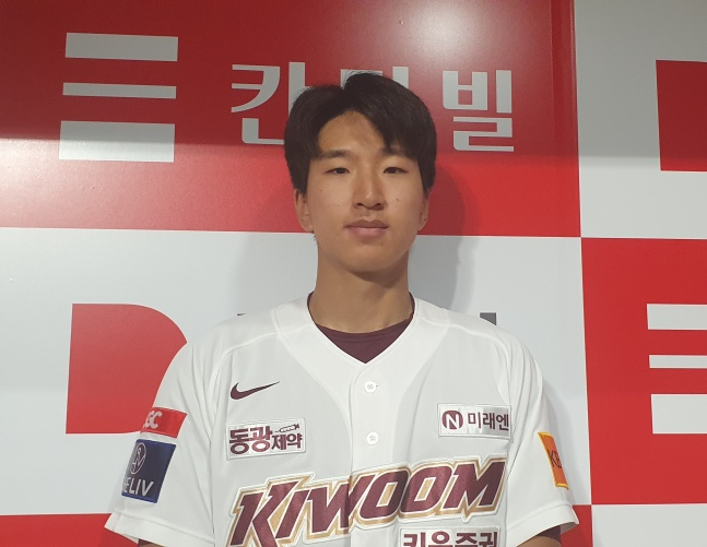 키움 주승우가 6일 고척 한화전에서 승리한 후 취재진과 인터뷰에 임하고 있다. /사진=김동윤 기자