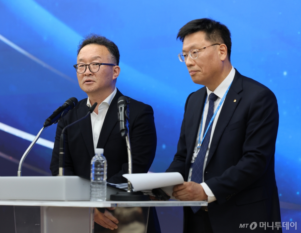 이호진(왼쪽) 금융감독원 중소금융검사 2국 국장과 이승권 새마을금고중앙회 검사감독 2본부 본부장이 지난 4일 서울 강남구 새마을금고중앙회본부에서 편법 대출 의혹이 제기된 양문석 더불어민주당 후보 딸의 대구 수성새마을금고 사업자대출과 관련한 금융감독원-새마을금고중앙회 공동검사에 대한 중간 브리핑을 하고 있다./사진제공=뉴시스