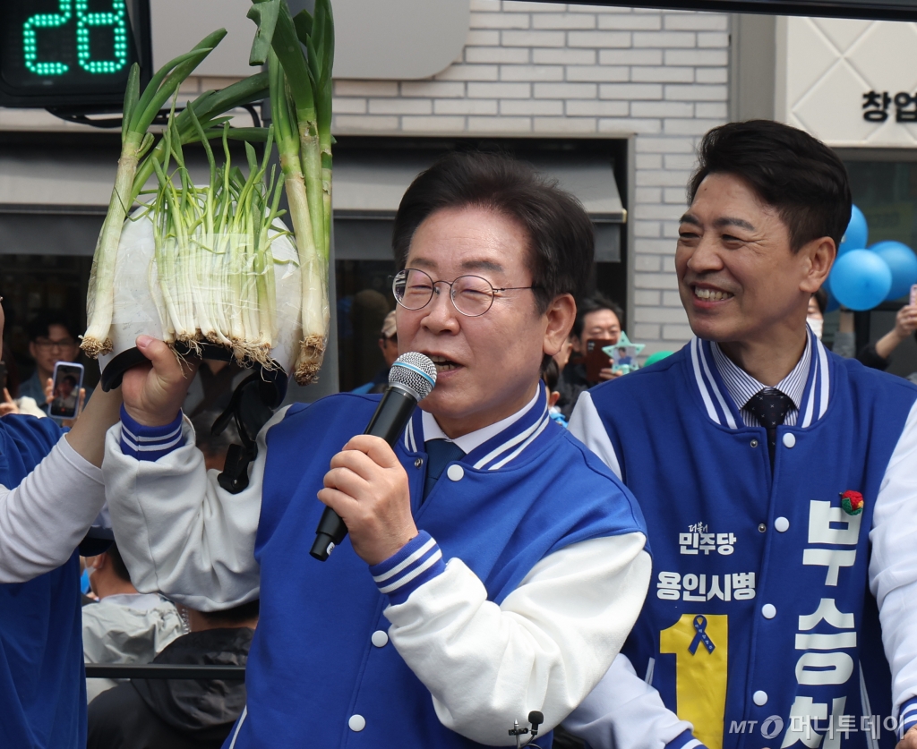 (서울=뉴스1) 송원영 기자 = 이재명 더불어민주당 대표가 6일 경기 용인 수지구 펑덕천사거리 일대에서 열린 부승찬 용인시병 후보 지지유세에서 대파 헬멧을 들고 있다. 2024.4.6/뉴스1 Copyright © 뉴스1. All rights reserved. 무단 전재 및 재배포, AI학습 이용 금지. /사진=(서울=뉴스1) 송원영 기자