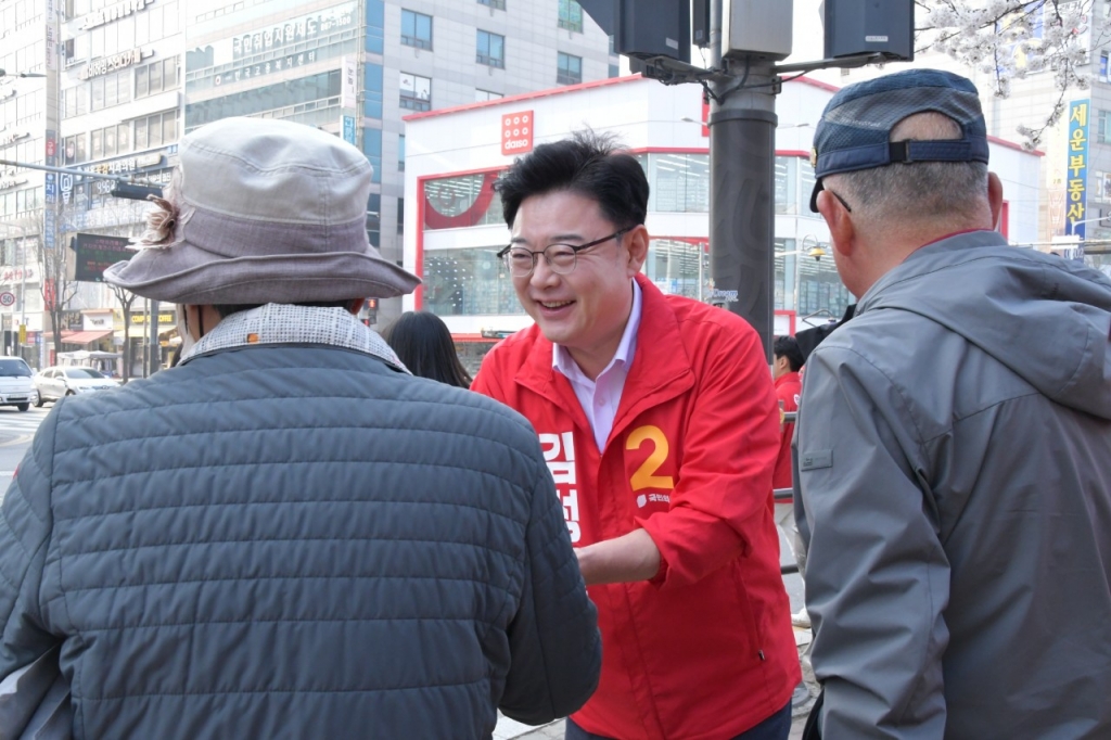 4·10 총선(22대 국회의원 선거) 경기도 동두천·양주·연천을에 출마한 김성원 국민의힘 후보가 유권자들에게 인사를 하고 있다/사진제공=김성원 후보 사무실.