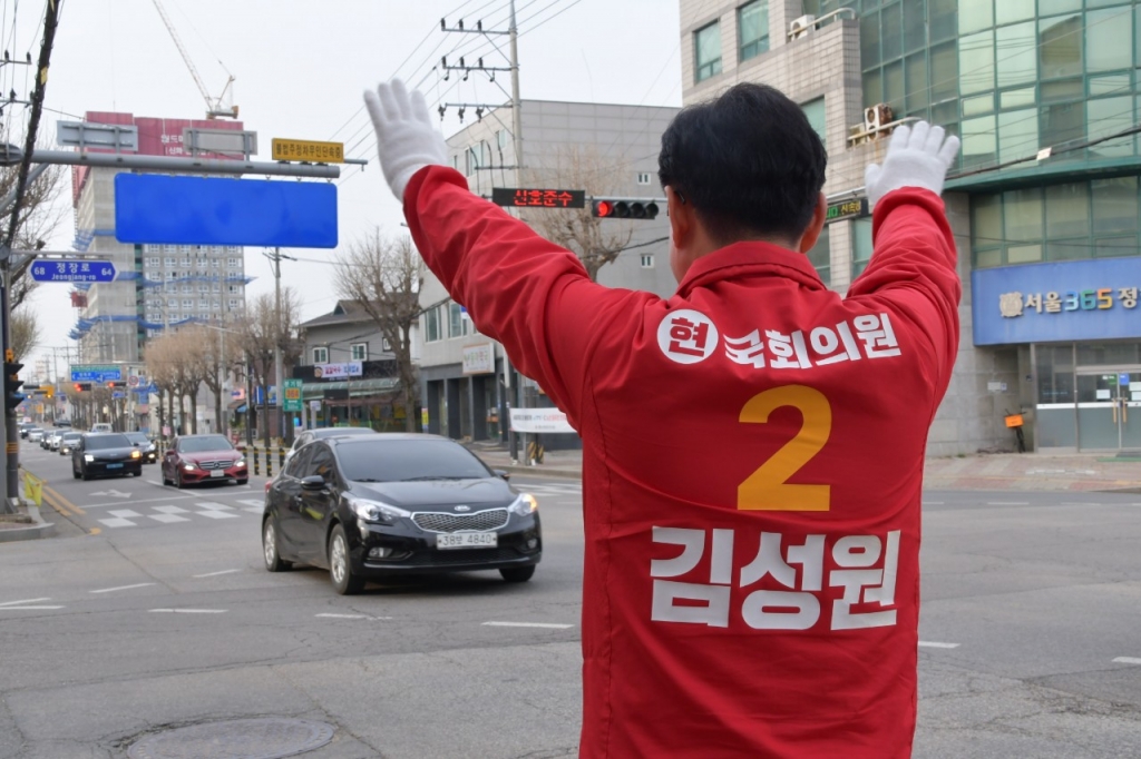 4·10 총선(22대 국회의원 선거) 경기도 동두천·양주·연천을에 출마한 김성원 국민의힘 후보가 유권자들에게 인사를 하고 있다/사진제공=김성원 후보 사무실.