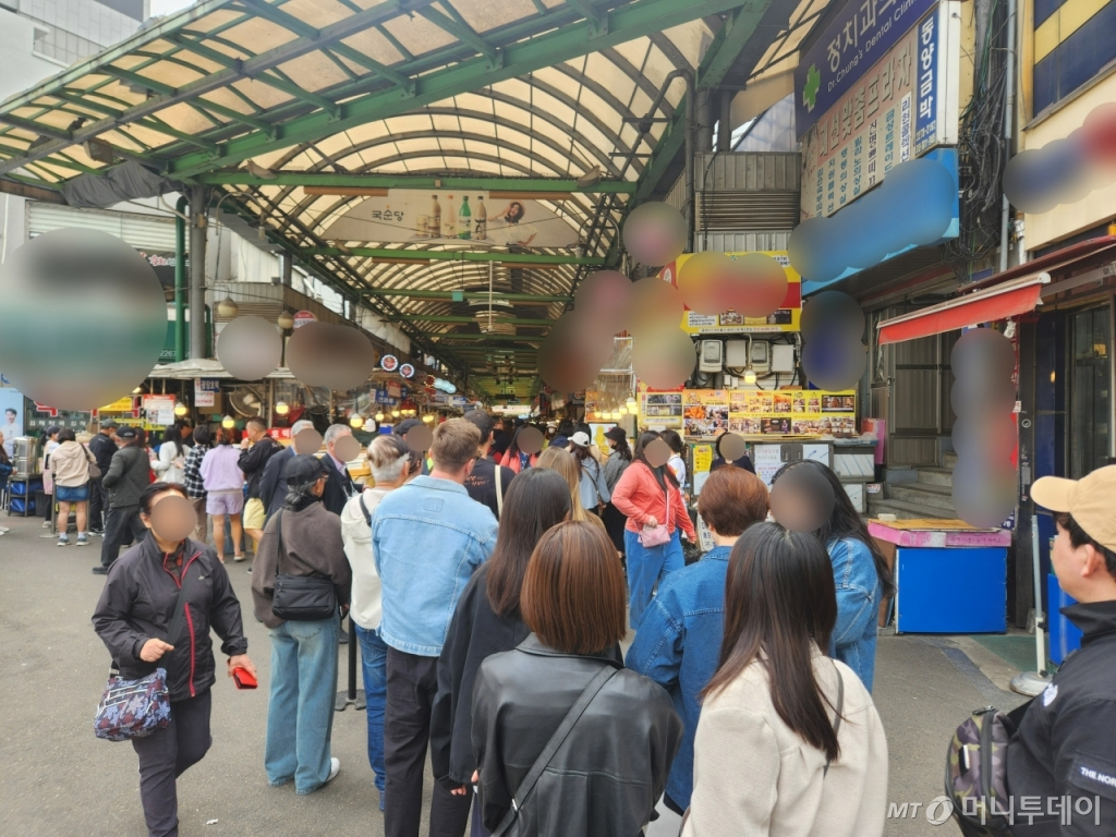 8일 기자가 찾은 광장시장은 외국인 관광객들로 가득했다. 중국어, 일본어, 영어, 불어 등 각국의 언어가 사방에서 들렸다. 외국인 관광객들은 음식을 손에 들고 연신 휴대전화 카메라 셔터를 눌렀다. 외국인 관광객들이 한 상점 앞에 길게 줄을 서고 있다./사진=최지은 기자