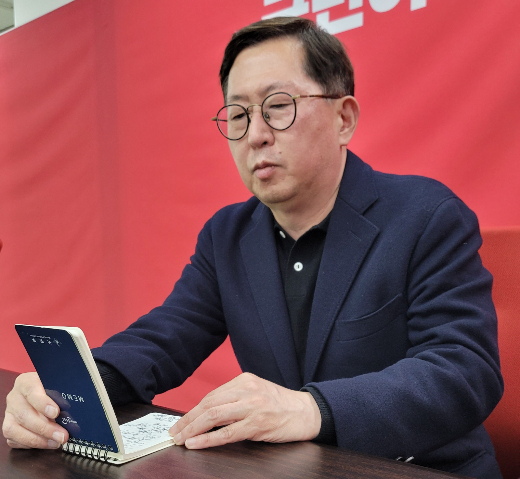 유용원 국민의미래 비례대표 후보(60)는 1993년부터 지난달 초까지 31년간 국방부만 출입해 온 군사전문기자다. 유 후보가 국방부 수첩에 적힌 메모들을 들여다보고 있다. / 사진=김인한 기자