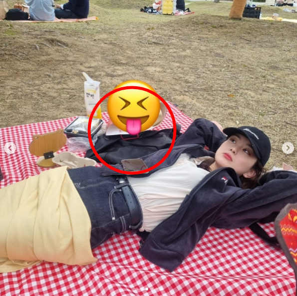 '나는 솔로' 19기 옥순(가명)의 인스타그램에 올라온 사진. 사진 속 검은 가방이 같은 기수 출연자 상철(가명)의 것으로 추정되고 있다. /사진=19기 옥순 인스타그램 캡처