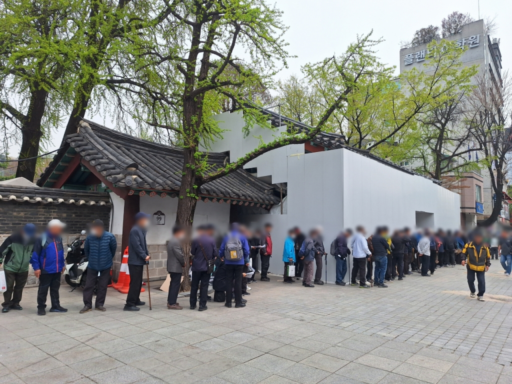 서울 종로구 탑골공원에 무료 점심을 먹기 위해 노인들이 줄을 서 있다. /사진=김지은 기자