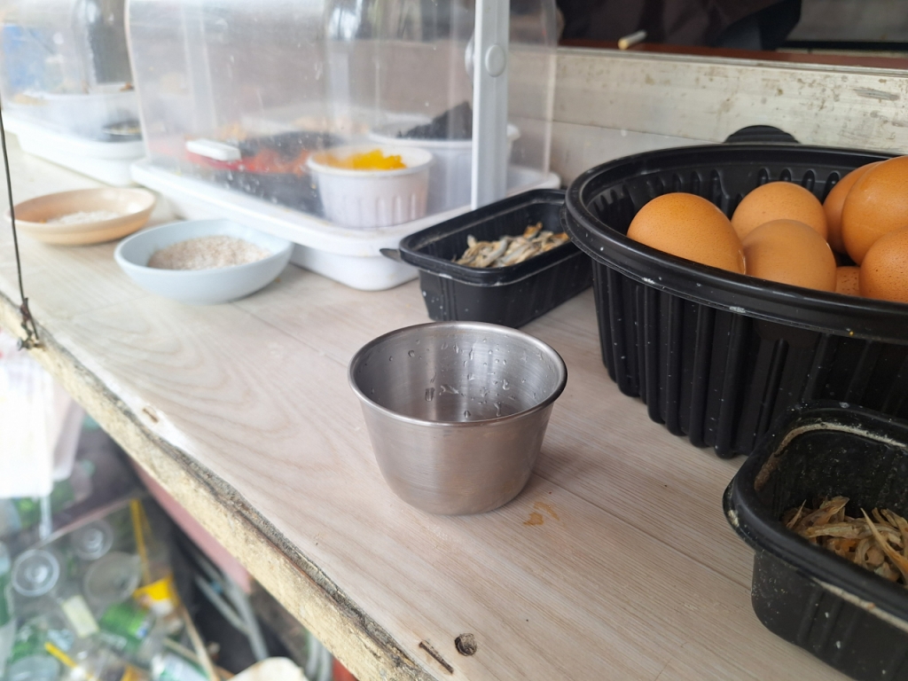 서울 종로구 탑골공원 옆에 있는 부자촌은 소주 한 컵을 1000원에 판매한다. 계란은 500원, 멸치 안주는 공짜다. /사진=김지은 기자