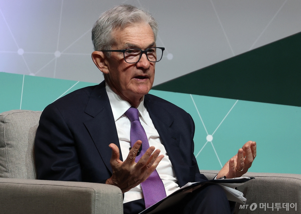 (스탠퍼드 AFP=뉴스1) 우동명 기자 = 제롬 파월 미국 연방준비제도(Fed·연준) 의장이 3일(현지시간) 캘리포니아주 스탠퍼드대에서 열린 포럼에 참석해 “인플레이션이 목표인 2%로 지속해 둔화하고 있다는 더욱 큰 자신감을 가지기 전까지는 기준금리를 낮추는 게 적절하지 않다고 생각한다”고 밝히고 있다. 2024. 4. 4  ⓒ AFP=뉴스1  Copyright © 뉴스1. All rights reserved. 무단 전재 및 재배포,  AI학습 이용 금지. /사진=(스탠퍼드 AFP=뉴스1) 우동명 기자