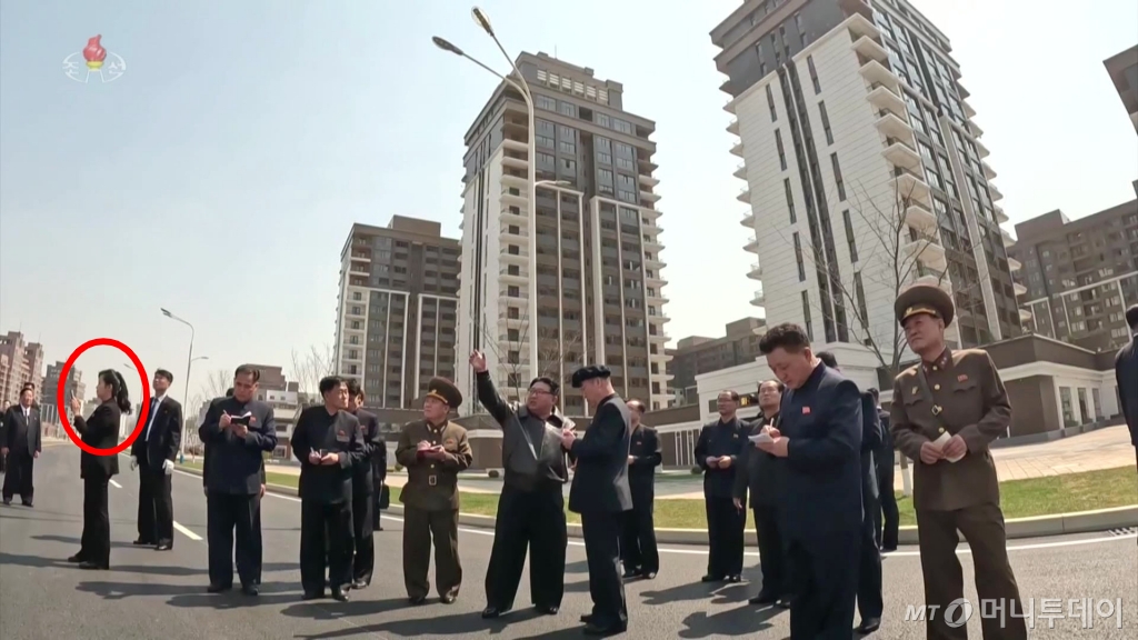 김정은 북한 국무위원장이 지난 5일 평양 화성지구 2단계 1만 세대 살림집(주택) 건설 현장을 현지지도했다고 조선중앙TV가 6일 보도했다. / 사진=뉴시스(조선중앙TV 캡처)