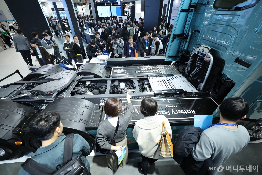 (서울=뉴스1) 장수영 기자 = 6일 오후 서울 강남구 코엑스에서 열린 인터배터리 2024에 참가한 삼성 SDI 부스를 찾은 관람객들이 전기 트럭을 살펴보고 있다.   인터배터리는 국내 최대 규모의 배터리 산업 전문 전시회로, 모빌 소형시장에서부터 에너지, 자동차산업 및 ESS와 EV 중대형시장까지 배터리 관련 다양한 신제품 및 기술들을 한 자리에 살펴볼 수 있다. 2024.3.6/뉴스1  Copyright © 뉴스1. All rights reserved. 무단 전재 및 재배포,  AI학습 이용 금지. /사진=(서울=뉴스1) 장수영 기자