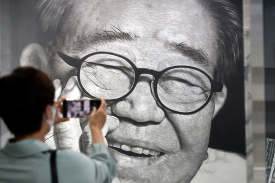 지난 2022년 6월8일 대구 달성군 옥포읍 송해기념관을 찾은 시민이 송해 선생의 모습을 찍으며 애도하고 있다./사진=뉴스1