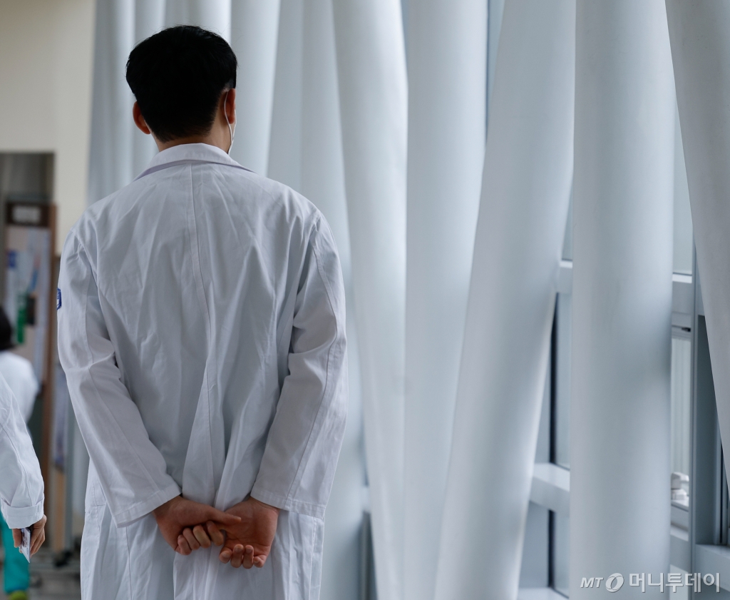 서울 시내 대학병원에서 의료진들이 이동하고 있다./사진=(서울=뉴스1) 안은나 기자