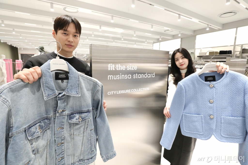 (서울=뉴스1) = 8일 오전 경기 부천시 현대백화점 중동점 유플렉스 2층 '무신사 스탠다드' 매장에서 직원들이 제품을 소개하고 있다. '무신사 스탠다드'는 무신사가 선보인 패션 PB 브랜드로 백화점에 공식 매장을 오픈한 것은 이번이 처음이다. 해당 매장은 총 681㎡(약 206평) 규모로 조성됐으며, 데님·레더 등 다양한 소재로 만든 베이직한 의류 상품들을 판매한다. (현대백화점 제공) 2024.4.8/뉴스1 Copyright © 뉴스1. All rights reserved. 무단 전재 및 재배포, AI학습 이 /사진=(서울=뉴스1)