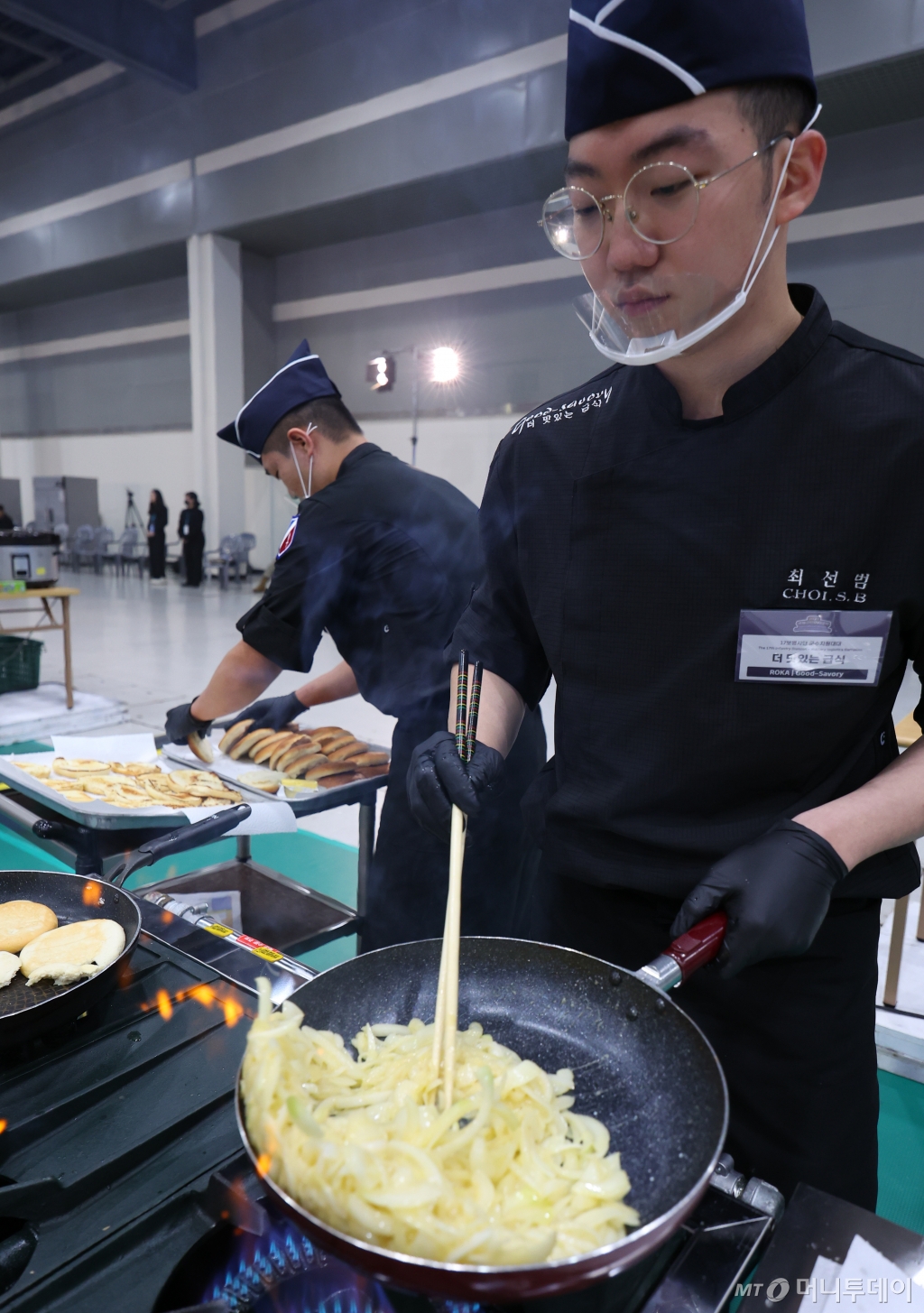 [서울=뉴시스] 최진석 기자 = 제17보병사단 더 맛있는 급식팀이 7일 서울 양재동 aT센터에서 열린 '2023 국제군인요리대회' 천의 레시피, 군대리아 경연에서 군대리아를 만들고 있다. 2023.11.07. myjs@newsis.com /사진=최진석