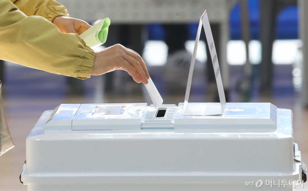 (제주=뉴스1) 오현지 기자 = 제22대 국회의원 선거일, 유권자가 소중한 한 표를 행사하고 있다. 2024.4.10/뉴스1  Copyright © 뉴스1. All rights reserved. 무단 전재 및 재배포,  AI학습 이용 금지. /사진=뉴스1