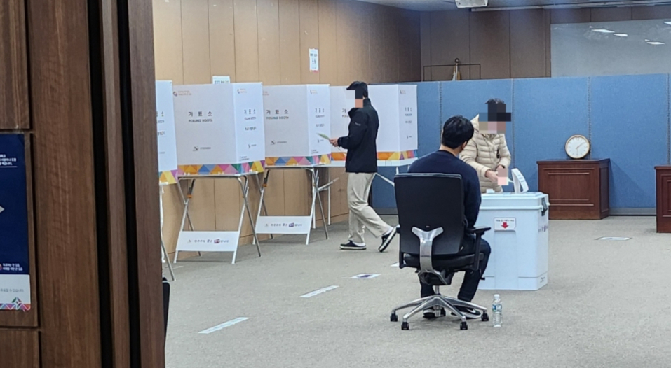 서울 마포구 성산동 마포구의회 다목적실에서 소중한 한표를 행사하는 유권자 모습/ 사진=이병권 기자