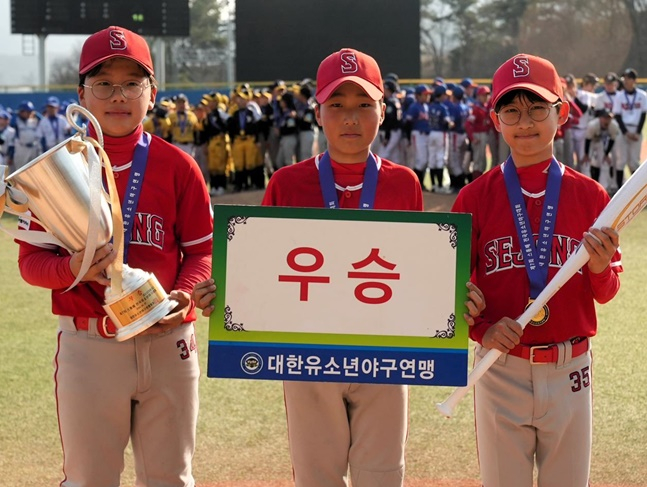 우승을 차지한 세종시유소년야구단 선수들. /사진=대한유소년야구연맹