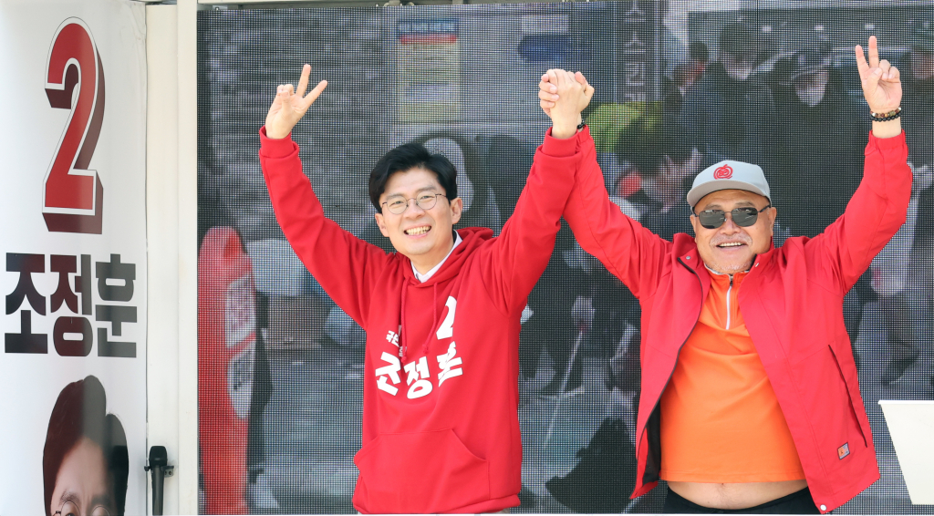 조정훈 마포구갑 국회의원 후보가 1일 오후 서울 마포구 공덕시장에서 유세차랑에 올라 지지를 호소하며 인사를 하고 있다. 오른쪽은 가수 김흥국. /사진=뉴스1