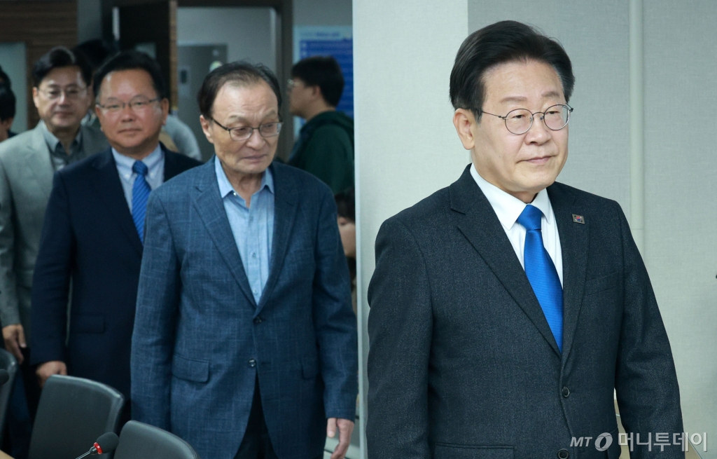 [서울=뉴시스] 고범준 기자 = 이재명 더불어민주당 대표가 11일 오전 서울 영등포구 더불어민주당 중앙당사에서 열린 더불어민주당·더불어민주연합 제12차 합동 중앙선거대책위원회의 겸 선대위 해단식에서 김부겸-이해찬 더불어민주당 상임공동선대위원장과 함께 들어서고 있다. 2024.04.11. bjko@newsis.com /사진=고범준