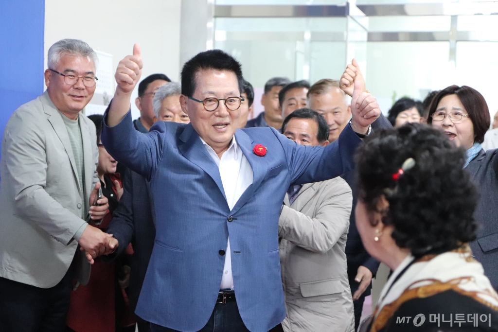 (해남=뉴스1) 김태성 기자 = 박지원 더불어민주당 전남 해남완도진도 국회의원 후보가 10일 오후 제22대 총선 개표 결과 당선이 확정되자 환호하며 기뻐하고 있다. (박지원 캠프 제공) 2024.4.11/뉴스1 Copyright © 뉴스1. All rights reserved. 무단 전재 및 재배포, AI학습 이용 금지. /사진=(해남=뉴스1) 김태성 기자