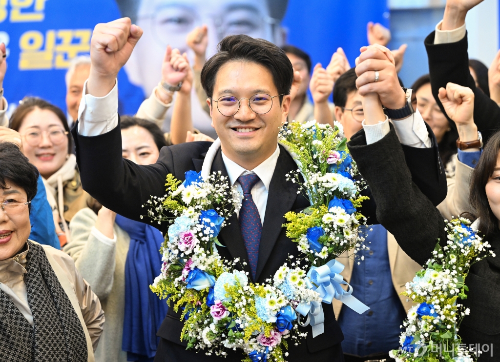 [화성=뉴시스] 경기사진공동취재단 = 전용기 더불어민주당 화성정 당선인이 10일 오후 경기도 화성시 선거사무소에서 당선이 확실시되자 환호하고 있다. 2024.04.10. photo@newsis.com /사진=