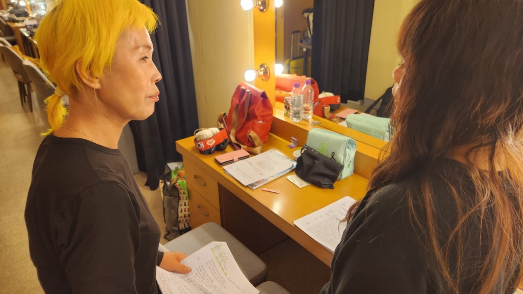 지난 6일 오전 10시쯤 경기 안산시 문화예술의전당 별무리 극장 무대 뒤편에서 박혜영씨(61)와 최지영씨(60)가 마지막 연습에 나섰다. /사진=김미루 기자