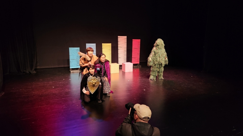 지난 6일 오전 11시쯤 경기 안산시 문화예술의전당 별무리 극장에서 김도현씨의 연극 리허설이 시작됐다. 이씨가 맡은 몬스터 '오크'를 김씨 가족이 공격하는 모습. /사진=김미루 기자