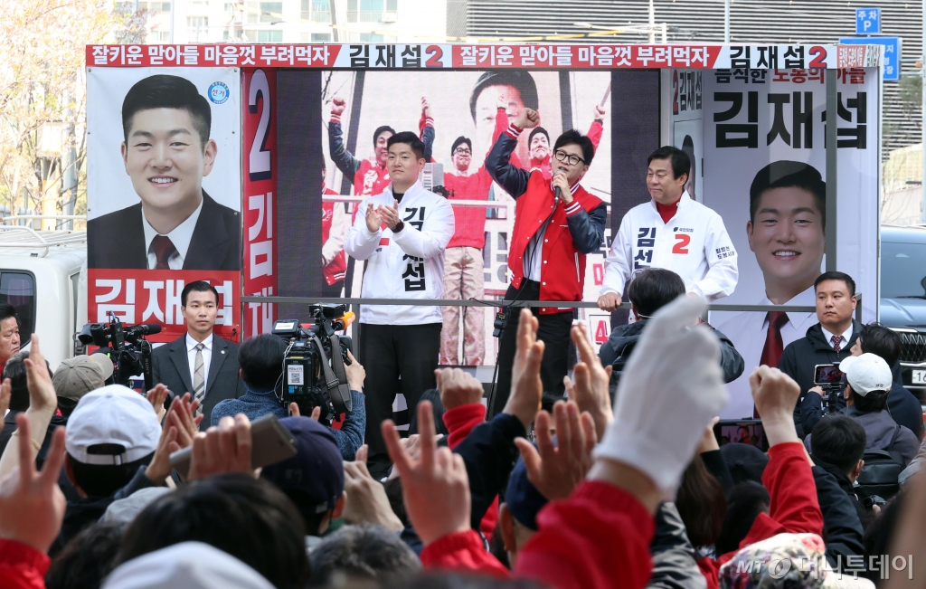 [서울=뉴시스] 조성봉 기자= 한동훈 국민의힘 비상대책위원장이 9일 오전 서울 도봉구 창동역 인근에서 열린 김재섭 도봉갑 후보, 김선동 도봉을 후보의 선거 지원유세에서 시민들에게 지지를 호소하고 있다.  2024.04.09. suncho21@newsis.com /사진=조성봉