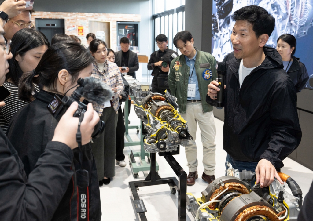 토요타 전동화 아카데미에서 직원이 전기 모터를 소개하고 있다./사진= 토요타코리아