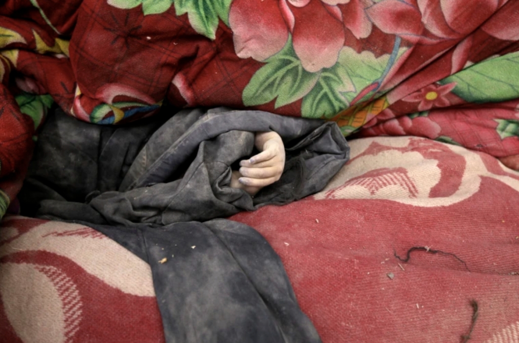 위수 지진으로 사망한 티베트족 어린아이의 손./사진=NBC