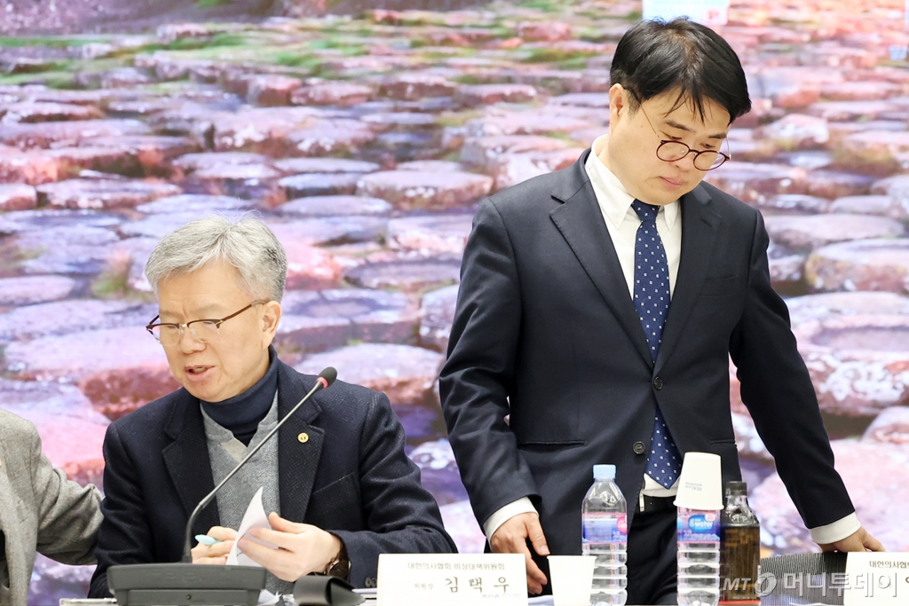 (서울=뉴스1) 민경석 기자 = 임현택 대한의사협회(의협) 회장 당선인(오른쪽)이 31일 오후 서울 용산구 의협 회관에서 열린 비대위 회의에 참석하고 있다. 임 당선인 왼쪽은 김택우 의협 비상대책위원장. 2024.3.31/뉴스1  Copyright © 뉴스1. All rights reserved. 무단 전재 및 재배포,  AI학습 이용 금지. /사진=(서울=뉴스1) 민경석 기자