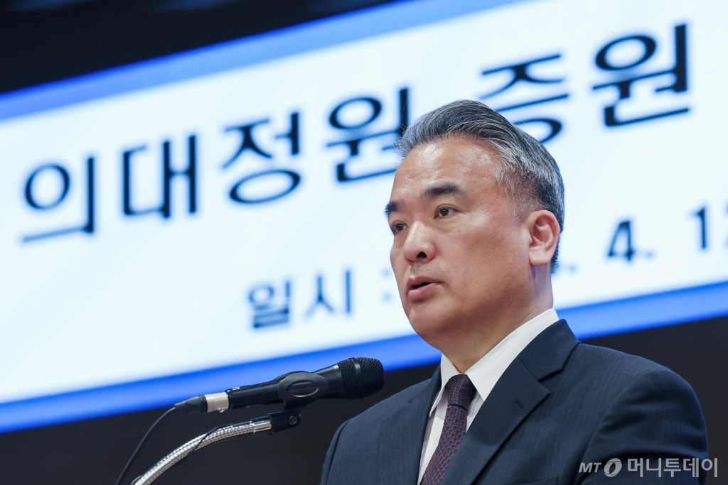 (서울=뉴스1) 민경석 기자 = 김성근 대한의사협회(의협) 비상대책위원회 언론홍보위원장이 12일 오후 서울 용산구 의협 회관에서 열린 '의대정원 증원 저지를 위한 비상대책위원회 브리핑'에서 취재진의 질문에 답하고 있다. 2024.4.12/뉴스1  Copyright © 뉴스1. All rights reserved. 무단 전재 및 재배포,  AI학습 이용 금지. /사진=(서울=뉴스1) 민경석 기자