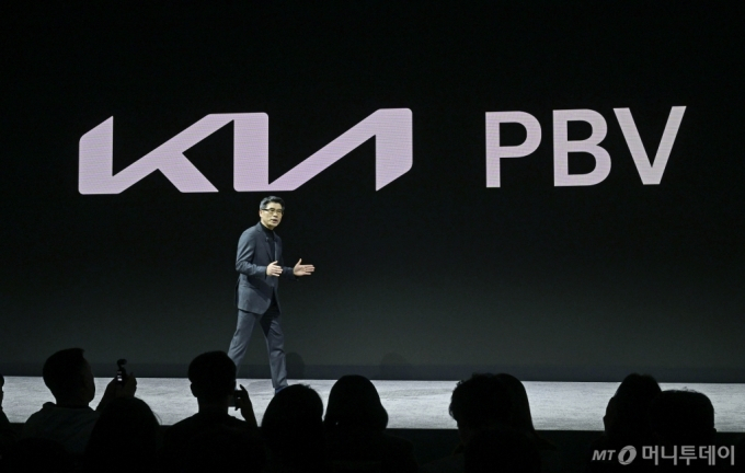송호성 기아 사장이 지난 1월8일(현지시간) 미국 라스베이거스 만달레이베이 컨벤션 센터에서 열린 'CES 2024' 미디어 컨퍼런스에서 기아 PBV 비전과 전략에 대해 발표하고 있다. /사진제공=기아