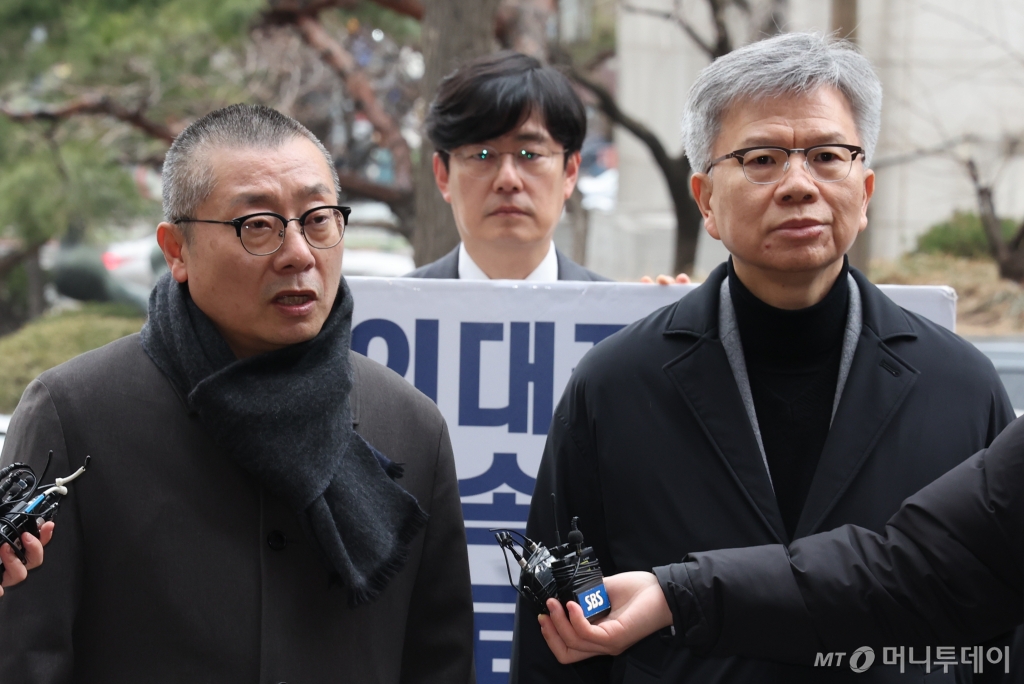 (서울=뉴스1) 이동해 기자 = 김택우 의협 비대위원장(오른쪽)과 박명하 조직강화위원장이 12일 오전 서울 마포구 서울경찰청 공공범죄수사대로 소환조사에 출석하며 입장을 밝히고 있다.   보건복지부는 의협 전·현직 집행부 5명이 전공의 집단 사직을 부추기고 집단행동을 교사·방조했다며 경찰청에 고발했다. 의협 전·현직 간부에 대한 경찰 조사는 이번이 세 번째다. 2024.3.12/뉴스1  Copyright © 뉴스1. All rights reserved. 무단 전재 및 재배포,  AI학습 이용 금지. /사진=(서울=뉴스1) 이동해 기자