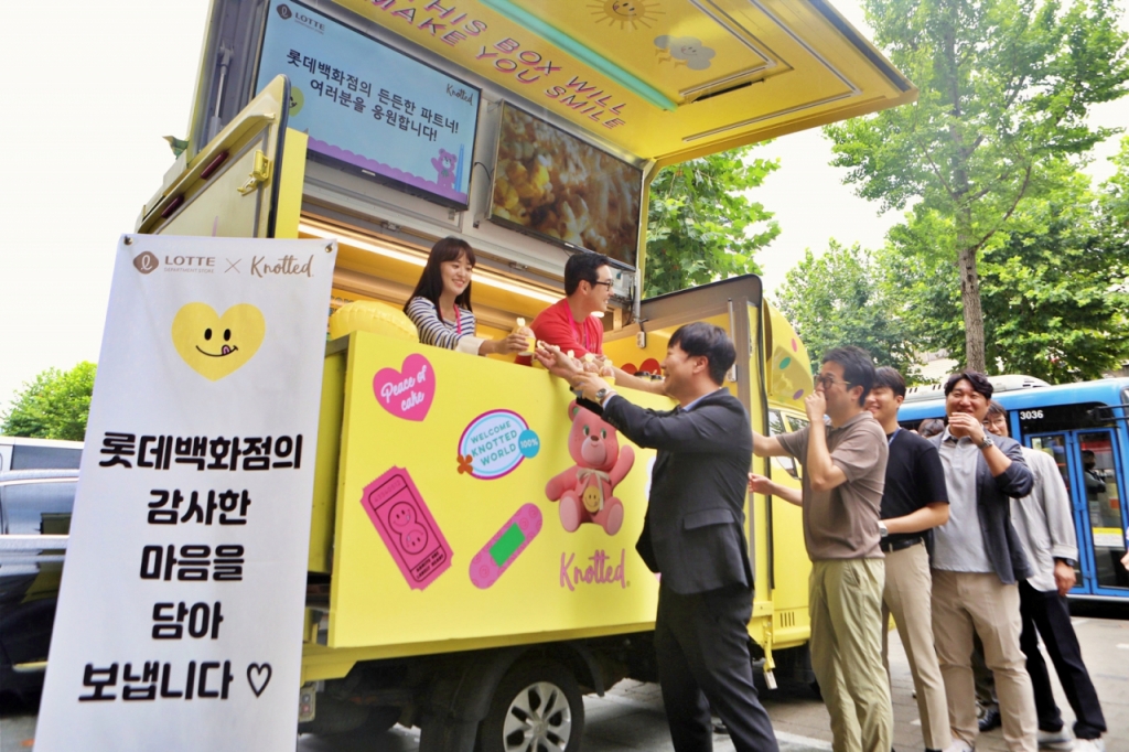 지난해 롯데백화점은 인기 F&B 브랜드 '노티드'와 함께 150개 파트너사의 임직원 1만 5000여명에게 도넛과 커피를 전달하며 적극 소통하는 시간을 가졌다.사진은 롯데백화점 상생 커피차 모습. /사진제공=롯데백화점 