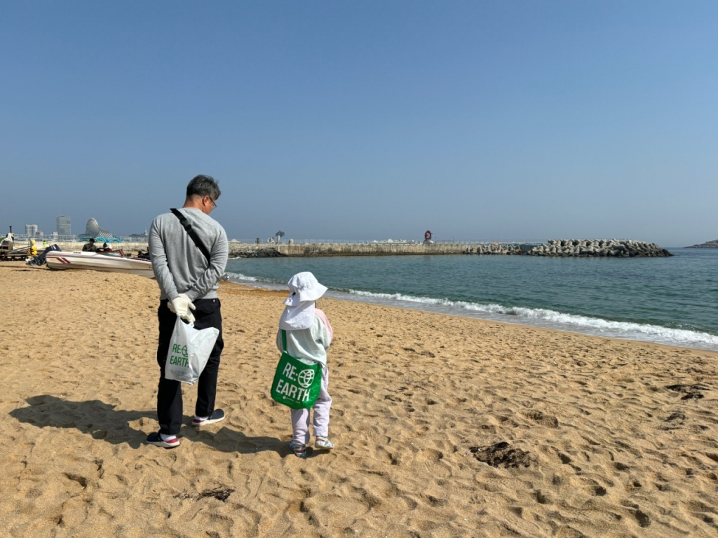 강원도 속초에서 진행된 롯데백화점 공정거래 협약사 동행 워크숍 이틀차인 지난 12일. 강원도 속초 해수욕장에서 파트너사 직원과 자녀가 함께 플로깅을 하는 모습. /사진=하수민기자  