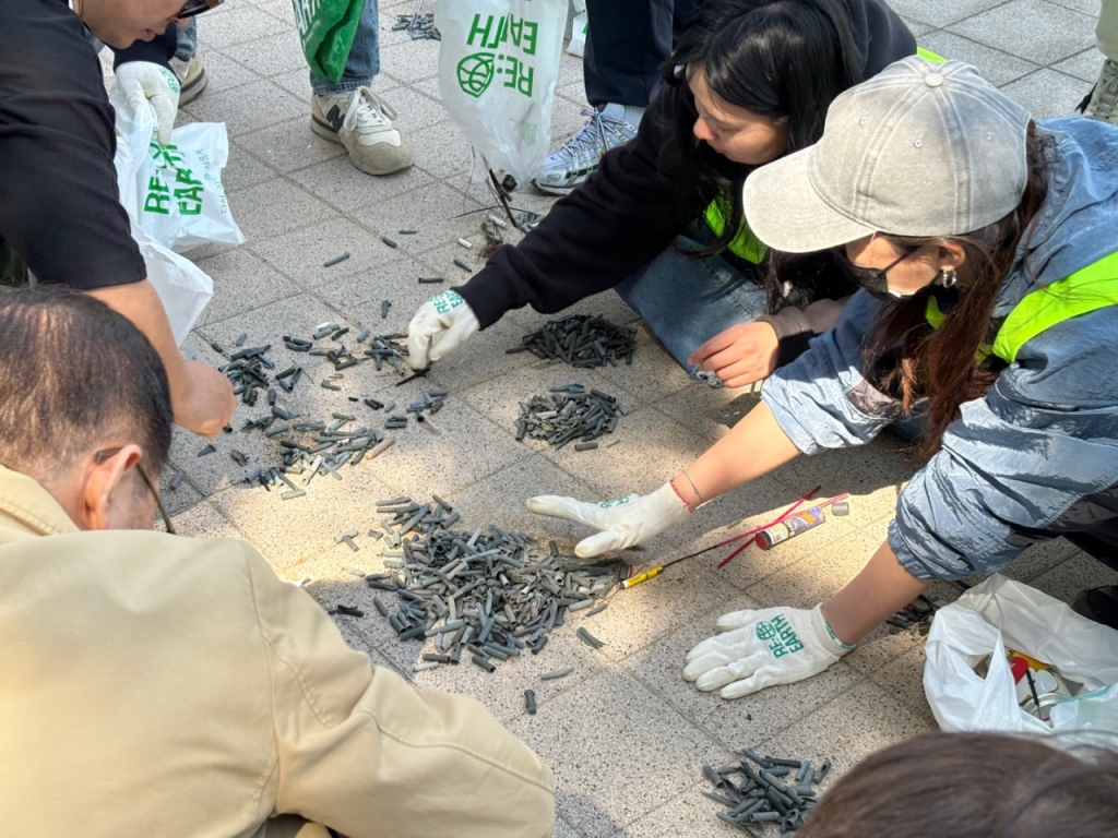 강원도 속초에서 진행된 롯데백화점 공정거래 협약사 동행 워크숍 이틀차인 지난 12일. 롯데백화점 직원과 파트너사 직원들이 강원도 속초 해수욕장에서 주운 폭죽 탄피를 모으고 있다.  /사진=하수민기자  