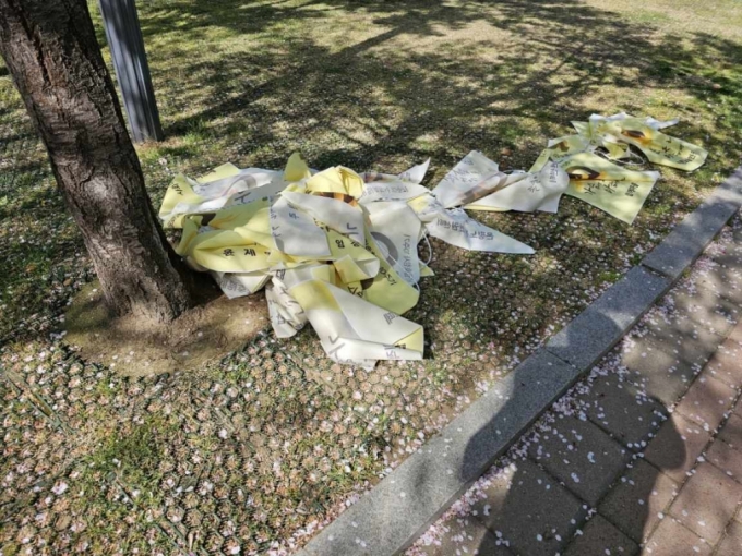 세월호 현수막이 줄이 끊어진 채 바닥에 떨어진 모습. /사진=세은모